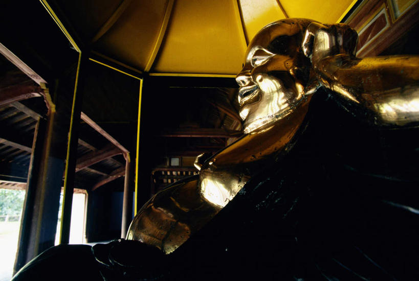 东方人,一个人,无人,寺庙,坐,笑,微笑,横图,室内,白天,仰视,民族服装,旅游,度假,名胜古迹,标志建筑,地标,建筑,雕塑,越南,亚洲,仅一个男性,仅一个人,仅一个中年男性,节日,遗迹,艺术,装饰,雕刻,雕像,注视,黄种人,古迹,文化,文物,娱乐,建设,古建筑,弥勒佛,工艺品,庙宇,观察,看,祈祷,享受,休闲,健康,金色,旅游胜地,放松,许愿,宗教,东南亚,佛教,信仰,观看,纪念,祈求,美术,察看,关注,主题,陈列,古文明,越南社会主义共和国,省会,功能,美学,布袋和尚,布袋神,弥勒,弥勒菩萨,释教,天姥寺,承天顺化省,平治天省,灵姥寺,平安,男人,男性,中年男性,亚洲人,坐着,半身,彩图,低角度拍摄,传统服装,民俗服,庙,寺,顺化