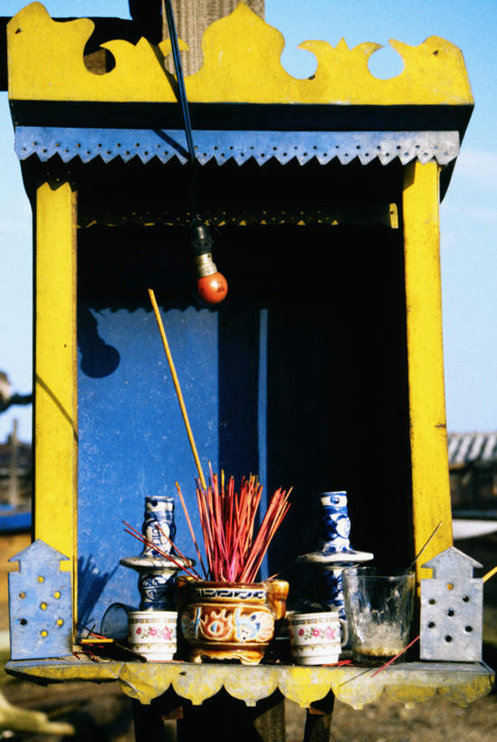 无人,寺庙,竖图,室外,白天,正面,旅游,度假,名胜古迹,标志建筑,地标,建筑,蜡烛,照明,越南,亚洲,吊挂,悬挂,节日,遗迹,灯泡,陶瓷,烟雾,陶瓷制品,燃烧,挂,古迹,文化,文物,娱乐,建设,古建筑,灯,佛香,容器,香火,香烛,灯具,碗,庙宇,祈祷,享受,休闲,健康,旅游胜地,放松,许愿,宗教,东南亚,白炽灯,佛教,信仰,烧香,纪念,储藏,祈求,照亮,储存,古文明,照明工具,越南社会主义共和国,白炽灯泡,释教,岘港市,平安,彩图,庙,寺,贮存