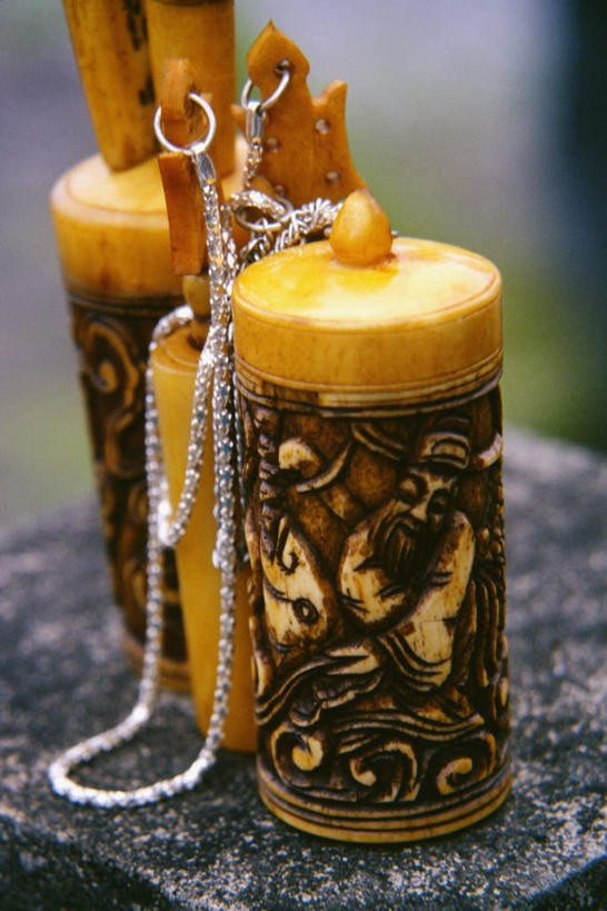 无人,竖图,俯视,室外,特写,白天,桌面,桌子,越南,亚洲,朦胧,模糊,大理石,享受,烟,烟斗,东南亚,越南社会主义共和国,省会,大理石制品,鸦片,淡定,从容,承天顺化省,平治天省,烟草,彩图,高角度拍摄,顺化