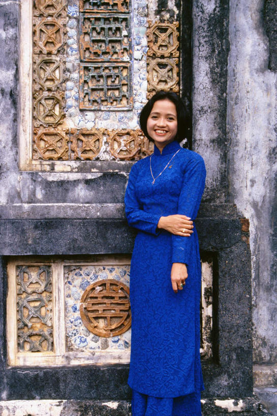 东方人,一个人,站,笑,微笑,露齿笑,竖图,室外,白天,正面,民族服装,钱,雕塑,亚洲,仅一个年轻女性,仅一个女性,仅一个人,握,艺术,装饰,雕刻,雕像,钱币,注视,黄种人,蓝色,工艺品,观察,看,站着,握着,钞票,金融,纸币,服饰,活泼,经济,观看,纪念,美术,察看,关注,主题,流通,陈列,纸钞,贸易,功能,美学,货币,现金,年轻女性,女人,女性,亚洲人,站立,半身,彩图,传统服装,民俗服,奥黛