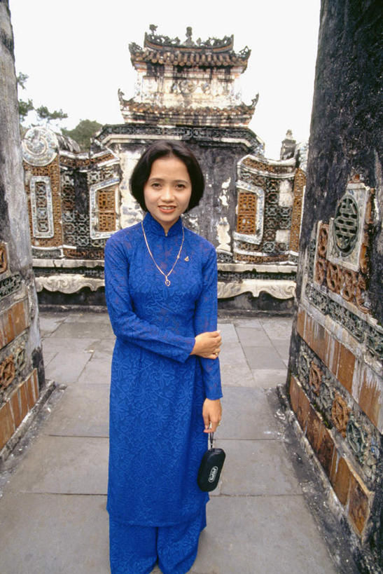 东方人,一个人,寺庙,站,笑,微笑,竖图,室外,白天,正面,民族服装,亚洲,仅一个年轻女性,仅一个女性,仅一个人,握,节日,注视,黄种人,文化,庙宇,观察,看,祈祷,站着,健康,握着,许愿,宗教,服饰,佛教,信仰,活泼,皮夹子,钱包,观看,纪念,祈求,察看,零钱包,皮夹,关注,释教,平安,年轻女性,女人,女性,亚洲人,站立,半身,彩图,传统服装,民俗服,庙,寺,奥黛