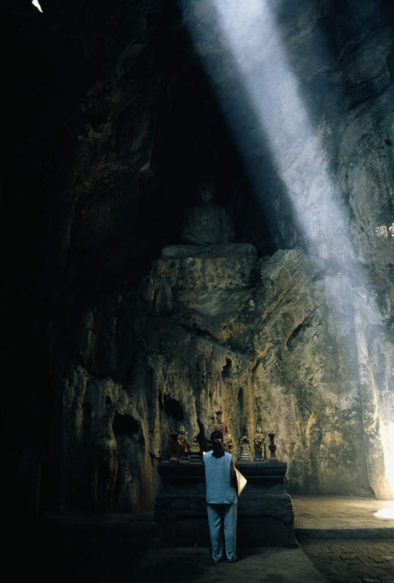 西方人,一个人,站,竖图,室内,白天,欧洲,越南,欧洲人,亚洲,仅一个年轻女性,仅一个女性,仅一个人,服装,梦幻,发光,光束,光亮,休闲装,背面,衣服,站着,休闲,休闲服,服饰,洞穴,东南亚,未来,发亮,憧憬,越南社会主义共和国,省会,洞窟,窟窿,承天顺化省,平治天省,年轻女性,女人,女性,白种人,抬头,仰头,站立,彩图,全身,顺化