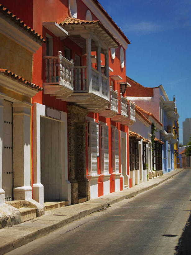 无人,家,露台,竖图,室外,白天,正面,度假,美景,窗户,阳台,城市风光,城市,道路,路,哥伦比亚,一排,阴影,整齐,光线,影子,房屋,墙,屋子,景观,云,云朵,公寓,小路,交通,云彩,娱乐,洋房,楼房,玻璃窗,墙壁,墙面,住宅,排列,蓝色,白云,蓝天,天空,阳光,天,享受,休闲,景色,南美,放松,晴朗,南美洲,拉丁美洲,队列,美洲,喀他赫纳,亚美利加洲,南亚美利加洲,哥伦比亚共和国,晴空,彩图,房子,露天阳台