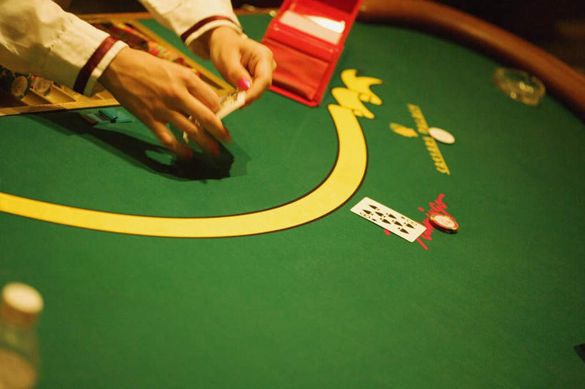 西方人,手,一个人,横图,俯视,室内,白天,度假,游戏,赌博,贪欲,竞争,美景,城市风光,城市,扑克牌,纸牌,玩具,扑克,欧洲,美国,欧洲人,双手,仅一个男性,仅一个人,仅一个中年男性,握,景观,拿,玩,拿着,娱乐,刺激,享受,休闲,手部,景色,放松,握着,筹码,赌场,活动,计数,北美,北美洲,发泄,消遣,智力,赌具,美洲,博彩,积累,累积,内华达州,21点,黑杰克,拉斯维加斯,投机,侥幸,欲望,北亚美利加洲,亚美利加洲,宣泄,筹马,内华达,北美艾灌木丛州,产银之州,银山州,银之州,赌城,拉斯韦加斯,记数,男人,男性,中年男性,白种人,玩耍,嬉戏,半身,彩图,高角度拍摄,二十一点,胜负,输赢,娱乐场