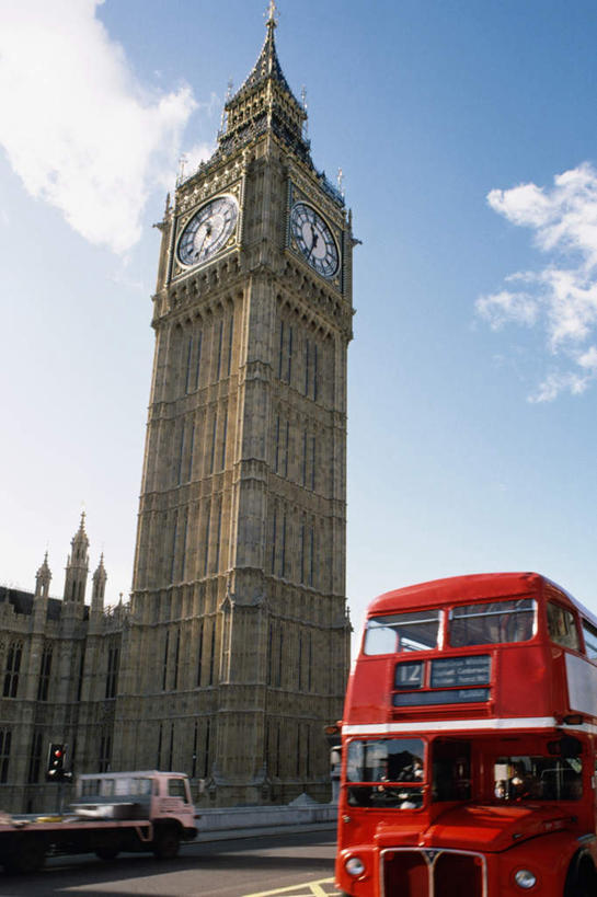 无人,家,竖图,室外,白天,仰视,旅游,度假,名胜古迹,标志建筑,道路,地标,建筑,路,公路,公共汽车,英国,欧洲,伦敦,一辆,阴影,遗迹,时间,光线,时钟,影子,房屋,屋子,云,云朵,公寓,钟楼,巴士,公交车,交通,首都,计时,云彩,古迹,文物,娱乐,建设,古建筑,洋房,楼房,大本钟,大笨钟,双层巴士,住宅,车,红色,蓝色,白云,蓝天,天空,阳光,钟表,交通工具,天,享受,休闲,表,旅游胜地,放松,晴朗,西欧,载具,大不列颠,古文明,大不列颠及北爱尔兰联合王国,塔钟,大不列颠联合王国,日不落英帝国,双层公共汽车,雾都,威斯敏斯特宫报时钟,伊丽莎白塔,钟,晴空,马路,彩图,低角度拍摄,房子
