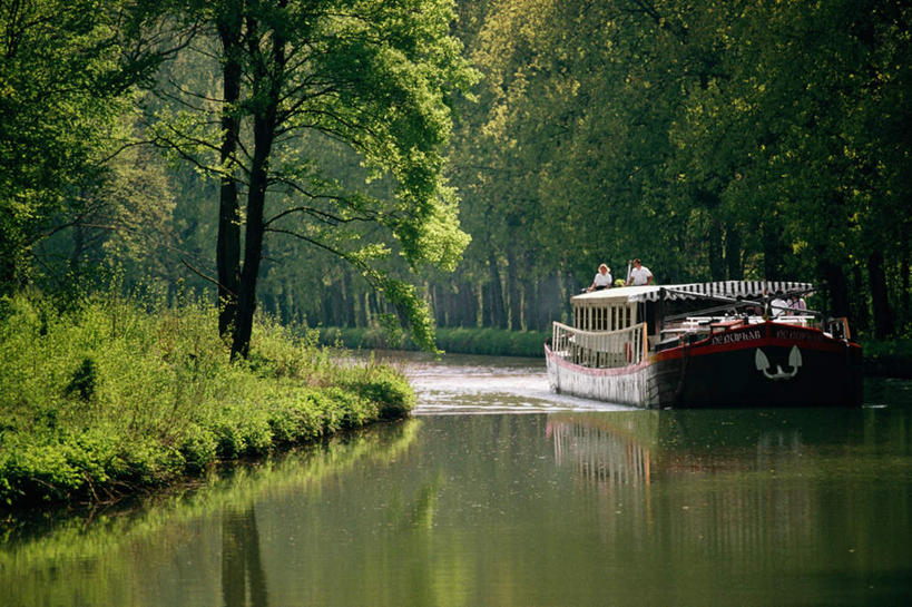 西方人,两个人,坐,横图,室外,白天,正面,旅游,度假,草地,草坪,河流,美景,水,植物,轮船,船,法国,欧洲,欧洲人,一艘,阴影,波纹,飞溅,服装,溅,光线,液体,影子,河水,景观,水滴,水流,涟漪,娱乐,水珠,草,树,树木,衣服,绿色,水纹,阳光,自然,船尾波,交通工具,波浪,享受,休闲,景色,放松,服饰,生长,成长,衣着,勃艮第,穿着,喷洒,自然风光,载具,法兰西共和国,水晕,法兰西第五共和国,衣饰,勃艮第大区,女人,女性,中年女性,白种人,坐着,彩图,全身
