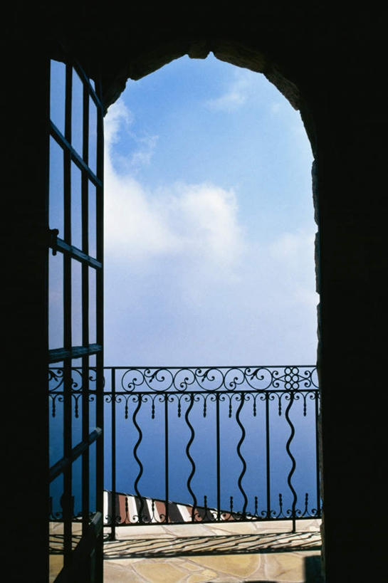 无人,栏杆,竖图,室外,白天,正面,旅游,度假,美景,窗户,门,法国,欧洲,阴影,光线,影子,景观,云,云朵,拱门,围栏,云彩,娱乐,护栏,玻璃窗,蓝色,白云,蓝天,天空,阳光,自然,门框,天,享受,休闲,景色,放松,晴朗,自然风光,滨海阿尔卑斯,法兰西共和国,法兰西第五共和国,普罗旺斯.阿尔卑斯.蓝色海岸,普罗旺斯.阿尔卑斯.蓝色海岸大区,滨海阿尔卑斯省,晴空,彩图
