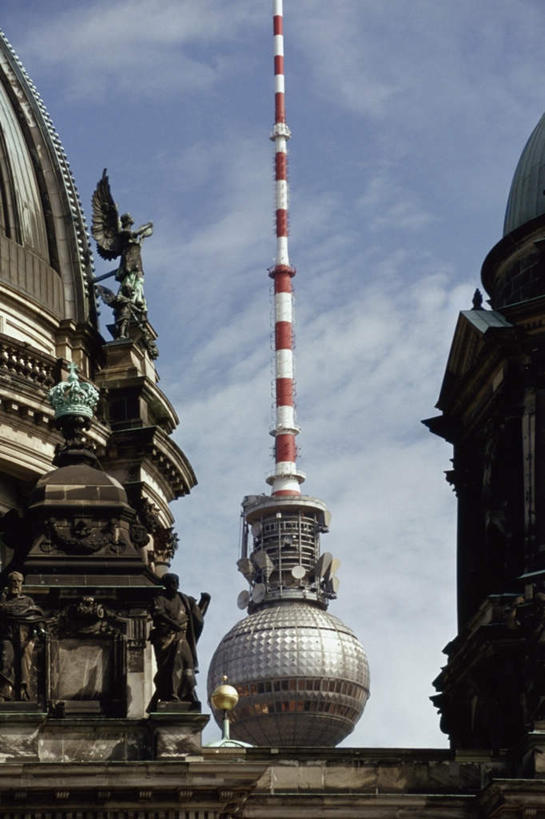 无人,教堂,竖图,室外,白天,仰视,旅游,度假,标志建筑,地标,建筑,雕塑,德国,欧洲,阴影,节日,艺术,装饰,光线,雕刻,雕像,影子,云,云朵,首都,云彩,文化,娱乐,建设,柏林,柏林大教堂,蓝色,白云,蓝天,天空,阳光,工艺品,天,祈祷,享受,休闲,健康,旅游胜地,放松,许愿,宗教,信仰,晴朗,纪念,祈求,美术,基督教,西欧,天主教,主题,电视塔,陈列,信念,德意志联邦共和国,功能,美学,柏林州,柏林电视塔,亚历山大广场,柏林博物馆岛,博物馆岛,菩提树大街,平安,晴空,彩图,低角度拍摄,大教堂,礼拜堂