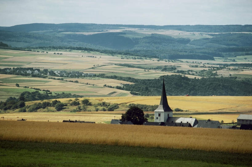 无人,教堂,横图,俯视,室外,白天,旅游,度假,草地,草坪,美景,植物,德国,欧洲,阴影,节日,光线,影子,景观,文化,娱乐,草,树,树木,蓝色,绿色,蓝天,天空,阳光,自然,天,祈祷,享受,休闲,健康,景色,放松,许愿,宗教,信仰,生长,晴朗,成长,纪念,祈求,基督教,西欧,天主教,自然风光,信念,万里无云,德意志联邦共和国,法兰克福,法兰克福市,黑森州,平安,晴空,晴空万里,彩图,高角度拍摄,大教堂,礼拜堂