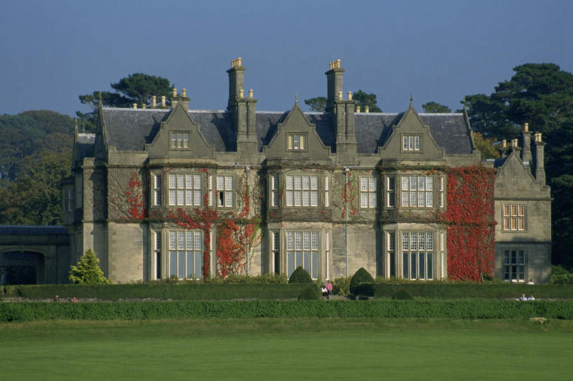 无人,家,横图,室外,白天,正面,旅游,度假,草地,草坪,美景,植物,别墅,窗户,爱尔兰,欧洲,阴影,光线,影子,房屋,墙,屋子,景观,公寓,娱乐,洋房,楼房,玻璃窗,墙壁,墙面,住宅,草,树,树木,蓝色,绿色,蓝天,天空,阳光,自然,天,享受,休闲,景色,放松,生长,晴朗,成长,西欧,自然风光,万里无云,爱尔兰共和国,凯里郡,晴空,晴空万里,彩图,房子