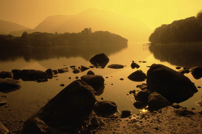 无人,公园,横图,室外,白天,正面,旅游,度假,湖,湖泊,石头,美景,日落,水,雾,爱尔兰,欧洲,波纹,朦胧,模糊,石子,湖面,景观,水流,水面,晚霞,霞光,落日,涟漪,娱乐,倒影,水纹,自然,黄昏,波浪,湖水,享受,休闲,景色,彩霞,放松,迷雾,倒映,国家公园,西欧,自然风光,爱尔兰共和国,水晕,凯里郡,夕照,反照,基拉尼国家公园,石块,岩石,大雾,夕阳,彩图,基拉尼湖,斜阳