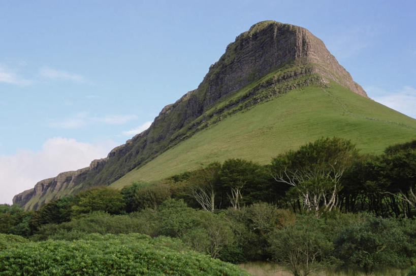无人,横图,室外,白天,仰视,旅游,度假,石头,美景,森林,山,山脉,树林,植物,爱尔兰,欧洲,阴影,光线,石子,影子,景观,山顶,山峰,云,云朵,山峦,云彩,娱乐,树,树木,蓝色,绿色,白云,蓝天,天空,阳光,自然,群山,天,享受,休闲,景色,放松,生长,晴朗,成长,西欧,自然风光,爱尔兰共和国,斯莱戈,斯莱戈郡,颠峰,极峰,石块,岩石,晴空,彩图,低角度拍摄
