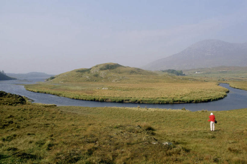 西方人,一个人,站,横图,俯视,室外,白天,旅游,度假,草地,草坪,河流,美景,山,山脉,水,植物,爱尔兰,欧洲,欧洲人,仅一个男性,仅一个人,仅一个中年男性,阴影,服装,光线,影子,河水,景观,山峰,水流,山峦,娱乐,草,衣服,红色,蓝色,绿色,蓝天,天空,阳光,自然,群山,天,站着,享受,休闲,景色,放松,服饰,晴朗,衣着,西欧,穿着,自然风光,万里无云,爱尔兰共和国,衣饰,高威郡,戈尔韦郡,男人,男性,中年男性,白种人,晴空,晴空万里,站立,彩图,高角度拍摄,全身