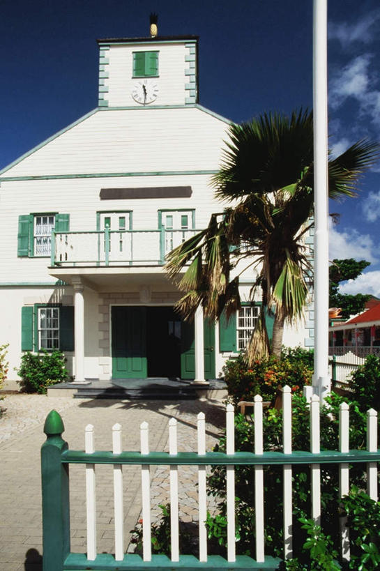 无人,家,栏杆,竖图,室外,白天,正面,旅游,度假,植物,标志建筑,地标,建筑,棕榈树,叶子,法国,欧洲,阴影,光线,影子,房屋,屋子,云,云朵,法院,公寓,围栏,绿叶,云彩,娱乐,建设,洋房,护栏,楼房,住宅,树,树木,蓝色,绿色,白云,蓝天,天空,阳光,自然,天,享受,休闲,嫩叶,旅游胜地,放松,生长,晴朗,成长,法庭,棕榈叶,法属圣马丁,法兰西共和国,圣马丁岛,法兰西第五共和国,叶,叶片,晴空,彩图,房子