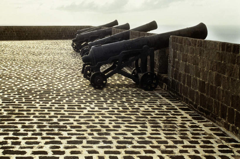 无人,横图,室外,白天,正面,旅游,度假,竞争,名胜古迹,标志建筑,地标,建筑,一排,对抗,遗迹,整齐,冲突,墙,古迹,破坏,文物,娱乐,建设,古建筑,墙壁,墙面,排列,享受,休闲,大炮,武器,旅游胜地,南美,放松,战争,损坏,南美洲,西印度群岛,攻击,威胁,拉丁美洲,队列,对立,矛盾,兵器,美洲,防御,古文明,敌对,挫败,斗争,抗拒,抗衡,亚美利加洲,杀伤,威慑,南亚美利加洲,尼维斯,尼维斯岛,圣基茨,圣基茨岛,背风群岛,危险,彩图,圣基茨和尼维斯联邦,圣基茨和尼维斯