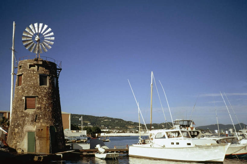 帆船,无人,横图,室外,白天,正面,旅游,度假,灌溉,海浪,海洋,美景,山,山脉,船,风车,加勒比海,许多,阴影,环保,光线,影子,景观,浪花,山峰,山峦,娱乐,蓝色,蓝天,天空,阳光,自然,海水,交通工具,群山,天,享受,休闲,景色,南美,放松,能源,晴朗,回收,资源,南美洲,浇灌,荷兰风车,拉丁美洲,自然风光,载具,美洲,海景,利用,低碳,循环,万里无云,维京群岛,磨坊,亚美利加洲,南亚美利加洲,持续,处女群岛,美属处女群岛,美属维尔京群岛,维尔京群岛,美属维京群岛,圣克罗伊岛,大海,风浪,海,海水的波动,近岸浪,涌浪,晴空,晴空万里,彩图