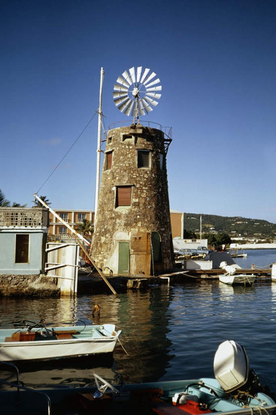 无人,竖图,室外,白天,正面,旅游,度假,灌溉,海浪,海洋,美景,树林,植物,轮船,船,风车,加勒比海,阴影,环保,光线,影子,景观,浪花,娱乐,树,树木,蓝色,绿色,蓝天,天空,阳光,自然,海水,交通工具,天,享受,休闲,景色,南美,放松,生长,能源,晴朗,成长,回收,资源,南美洲,浇灌,荷兰风车,拉丁美洲,自然风光,载具,美洲,海景,利用,低碳,循环,万里无云,维京群岛,磨坊,亚美利加洲,南亚美利加洲,持续,处女群岛,美属处女群岛,美属维尔京群岛,维尔京群岛,美属维京群岛,圣克罗伊岛,大海,风浪,海,海水的波动,近岸浪,涌浪,晴空,晴空万里,彩图