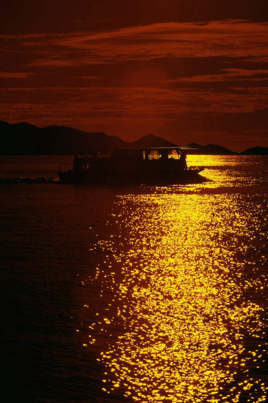 无人,竖图,室外,白天,正面,旅游,度假,海浪,海洋,美景,日落,山,山脉,轮船,船,加勒比海,一艘,阴影,光线,影子,景观,浪花,山峰,晚霞,霞光,落日,山峦,娱乐,阳光,自然,海水,黄昏,交通工具,群山,享受,休闲,景色,彩霞,南美,放松,南美洲,拉丁美洲,自然风光,载具,美洲,海景,英属维尔京群岛,英属维京群岛,维京群岛,亚美利加洲,南亚美利加洲,处女群岛,维尔京戈尔达岛,维尔京群岛,英属处女群岛,夕照,大海,风浪,海,海水的波动,近岸浪,涌浪,夕阳,彩图,斜阳