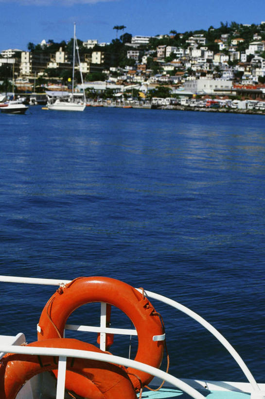 游泳,无人,家,竖图,室外,白天,正面,旅游,度假,岛屿,海浪,海洋,美景,植物,船,法国,欧洲,一艘,阴影,光线,救生圈,影子,塑料,房屋,屋子,岛,景观,浪花,公寓,游艇,娱乐,洋房,楼房,住宅,树,树木,蓝色,绿色,蓝天,天空,阳光,自然,海水,塑料制品,游泳圈,交通工具,天,享受,休闲,景色,放松,充气,生长,晴朗,成长,救生,自然风光,载具,海景,万里无云,法兰西共和国,法兰西第五共和国,泅水,马提尼克,马提尼克岛,大海,风浪,海,海水的波动,近岸浪,列岛,群岛,涌浪,诸岛,晴空,晴空万里,彩图,房子