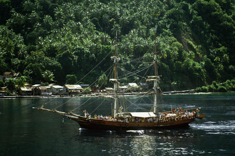 无人,家,木屋,横图,室外,白天,正面,旅游,度假,海浪,海洋,美景,森林,山,山脉,树林,植物,轮船,船,加勒比海,圣卢西亚,一艘,波纹,飞溅,溅,液体,景观,浪花,山峰,水滴,山峦,首都,娱乐,住宅,水珠,树,树木,绿色,水纹,自然,海水,船尾波,交通工具,波浪,群山,享受,休闲,景色,放松,生长,成长,北美,北美洲,喷洒,自然风光,载具,美洲,海景,北亚美利加洲,亚美利加洲,卡斯特里,大海,风浪,海,海水的波动,近岸浪,涌浪,彩图,茅舍,茅屋,棚屋,小木屋,小屋