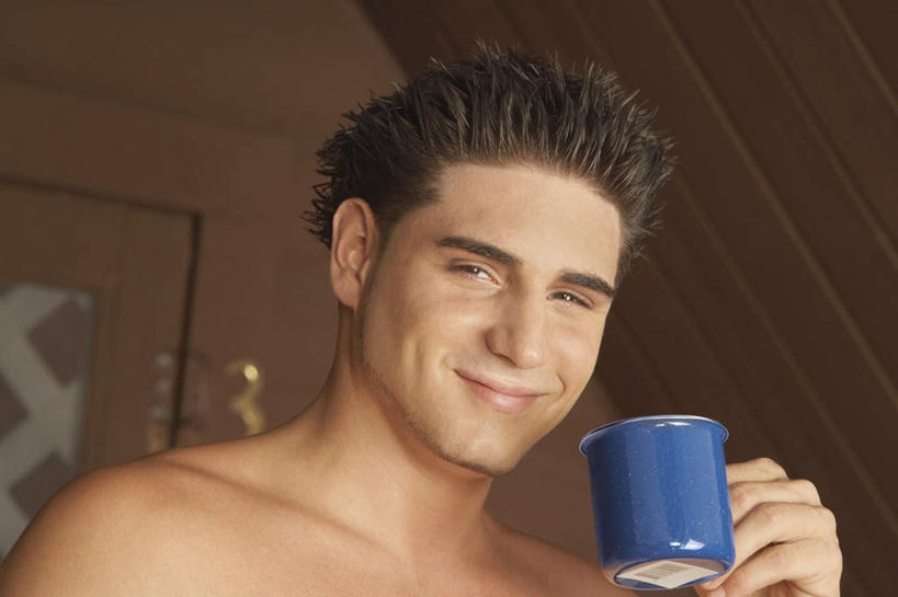 西方人,脸,头,脸颊,手,一个人,家,木屋,站,笑,微笑,横图,室内,特写,白天,正面,门,杯子,欧洲,欧洲人,仅一个男性,仅一个人,握,朦胧,模糊,瓷器,咖啡杯,陶瓷制品,拿,拿着,注视,裸露,肩膀,住宅,仅一个年轻男性,蓝色,门框,观察,看,站着,手部,握着,观看,单手,察看,关注,瓷杯,裸,男人,男性,年轻男性,白种人,头部,脸部,脸蛋,面部,站立,半身,彩图,茅舍,茅屋,棚屋,小木屋,小屋