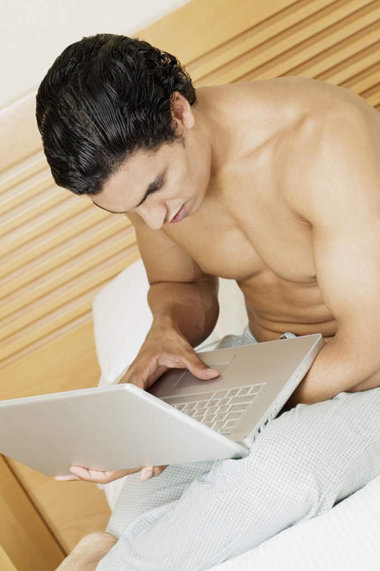 西方人,肌肉,健壮,一个人,坐,捧,竖图,室内,白天,侧面,电脑,笔记本电脑,床,卧室,欧洲,欧洲人,仅一个男性,仅一个人,敲打,睡裤,网络,双人床,床单,注视,输入,通讯设备,被子,裸露,仅一个年轻男性,打字,低头,观察,看,健康,活力,力量,观看,青春,点击,一台,敲击,察看,无线,被单,强壮,关注,裸,通信设备,无线网络,无线上网,便携式电脑,按键,手提电脑,男人,男性,年轻男性,白种人,端,端着,捧着,手捧,坐着,半身,彩图,睡房,卧房
