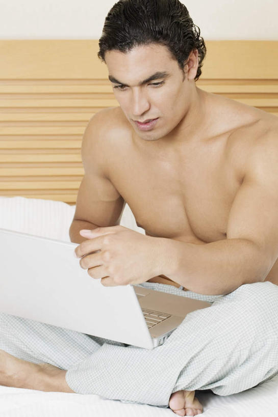 西方人,肌肉,健壮,一个人,坐,盘腿,竖图,室内,白天,正面,电脑,笔记本电脑,床,卧室,欧洲,欧洲人,仅一个男性,仅一个人,敲打,睡裤,网络,双人床,床单,注视,光脚,输入,通讯设备,被子,裸露,仅一个年轻男性,打字,低头,观察,看,健康,赤脚,活力,力量,观看,青春,点击,一台,敲击,察看,无线,被单,强壮,关注,裸,通信设备,无线网络,无线上网,便携式电脑,按键,手提电脑,男人,男性,年轻男性,白种人,盘腿而坐,盘膝,盘着腿的,盘着腿坐,双腿交叉,坐着,半身,彩图,睡房,卧房