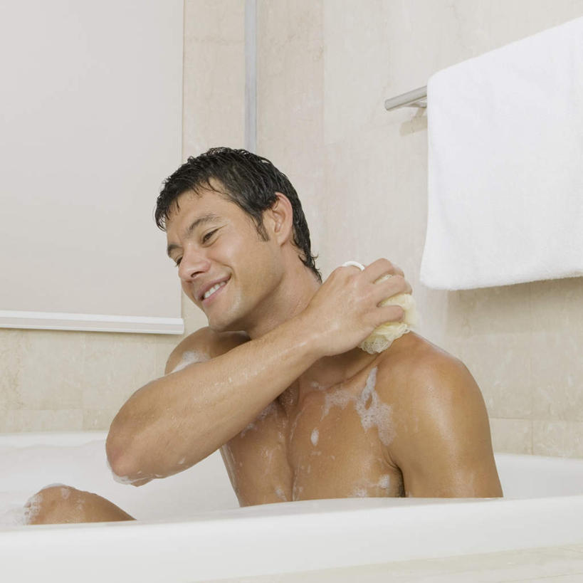 西方人,一个人,坐,笑,微笑,露齿笑,方图,室内,白天,侧面,洗澡,卫生间,浴室,欧洲,欧洲人,仅一个男性,仅一个人,仅一个中年男性,擦,抚摸,握,纺织物,泡沫,墙,拿,拿着,注视,干净,裸露,架子,墙壁,墙面,白色,毛巾,浴缸,浴球,观察,看,清洁,享受,健康,放松,擦拭,握着,保健,赤裸,沐浴球,观看,保暖,察看,卫生,关注,清洁用具,裸,卫浴设备,透气,防水,泡汤,洗浴用具,储水,耐磨,吸水,水管装置,揩擦,拭,男人,男性,中年男性,白种人,淋浴房,坐着,半身,彩图,沐浴,冲凉房,沐浴间,沐浴室,轻抚