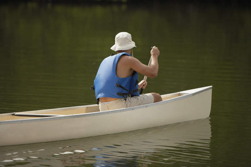 划船,西方人,一个人,坐,横图,室外,白天,侧面,河流,水,船,帽子,欧洲,欧洲人,仅一个男性,仅一个人,握,波纹,船桨,救生衣,河水,水流,木船,涟漪,仅一个年轻男性,蓝色,水纹,遮阳帽,交通工具,波浪,握着,渔夫帽,舟,载具,水晕,浮水衣,荡舟,男人,男性,年轻男性,白种人,坐着,彩图,全身
