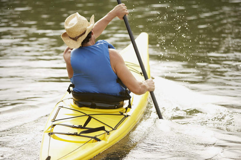 划船,皮划艇,西方人,一个人,坐,横图,俯视,室外,白天,湖,湖泊,水,船,帽子,欧洲,欧洲人,仅一个男性,仅一个人,仅一个中年男性,一艘,握,船桨,救生衣,湖面,水流,水面,拿,拿着,遮阳帽,交通工具,湖水,握着,渔夫帽,载具,浮水衣,荡舟,男人,男性,中年男性,白种人,坐着,彩图,高角度拍摄,全身