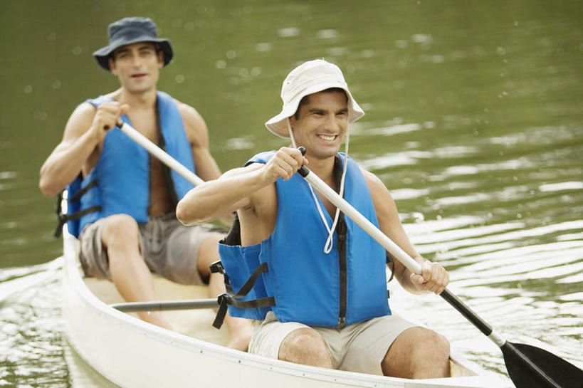 划船,皮划艇,西方人,两个人,伙伴,朋友,坐,笑,微笑,露齿笑,横图,室外,白天,正面,友谊,湖,湖泊,水,船,帽子,欧洲,欧洲人,一艘,握,船桨,救生衣,湖面,水流,水面,拿,拿着,注视,遮阳帽,交通工具,湖水,观察,看,握着,观看,渔夫帽,察看,关注,载具,浮水衣,荡舟,友情,男人,男性,中年男性,白种人,坐着,半身,彩图