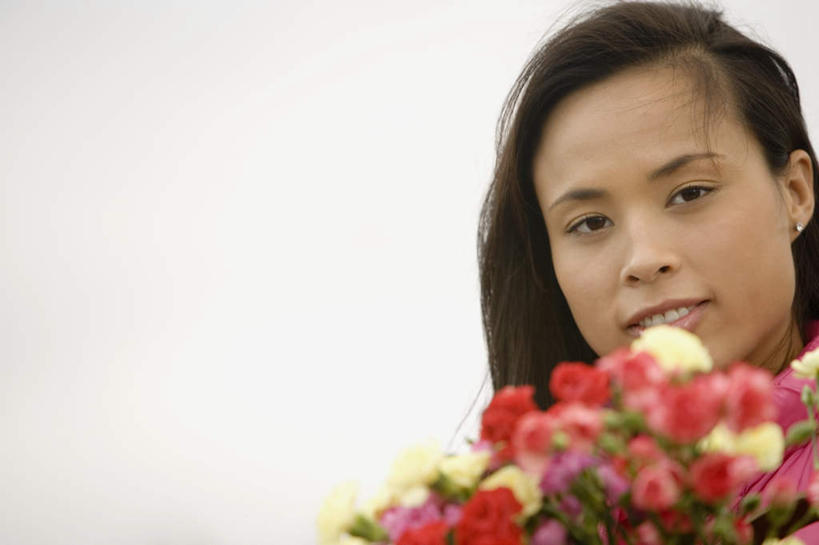 西方人,一个人,站,笑,微笑,横图,室外,白天,正面,热情,康乃馨,欧洲,欧洲人,仅一个年轻女性,仅一个女性,仅一个人,朦胧,模糊,盛开,祝福,花蕾,注视,花,花瓣,花朵,鲜花,天空,天,花苞,花蕊,观察,看,站着,母爱,清纯,遮,遮掩,晴朗,观看,察看,掩盖,遮挡,关注,亲情,遮盖,万里无云,思念,掩饰,宽容,热恋,真挚,荷兰石竹,大花石竹,狮头石竹,热心,麝香石竹,石竹,香石竹,年轻女性,女人,女性,白种人,晴空,晴空万里,站立,半身,彩图,魅力