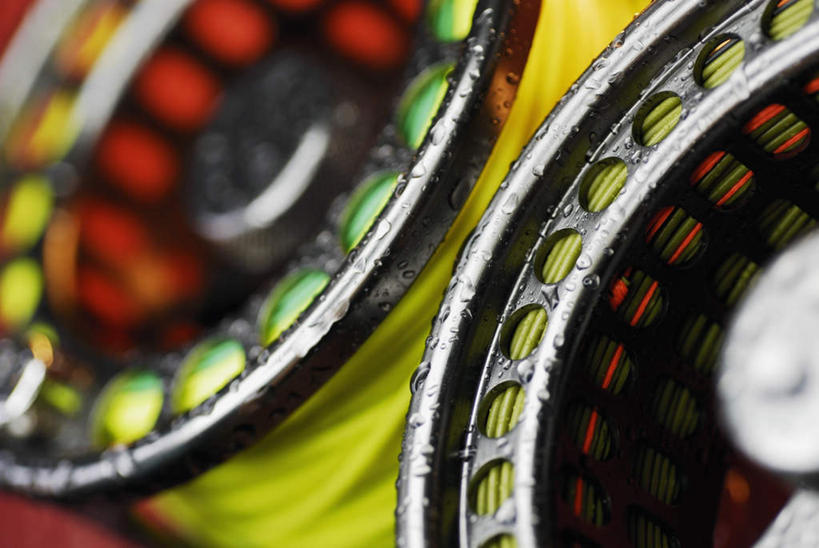 无人,横图,俯视,室外,特写,白天,静物,阴影,朦胧,模糊,反射,影子,两个,渔具,鱼线轮,卷线器,彩图,高角度拍摄