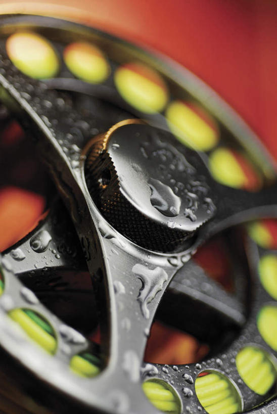 无人,竖图,俯视,室外,特写,白天,静物,阴影,朦胧,模糊,反射,影子,一个,单个,渔具,鱼线轮,卷线器,彩图,高角度拍摄