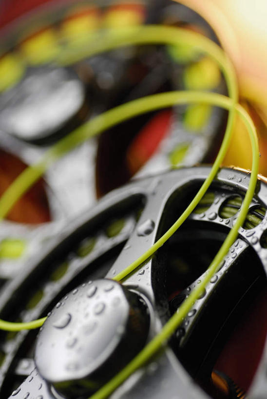 无人,竖图,俯视,室外,特写,白天,静物,阴影,朦胧,模糊,反射,影子,两个,渔具,鱼线轮,卷线器,彩图,高角度拍摄