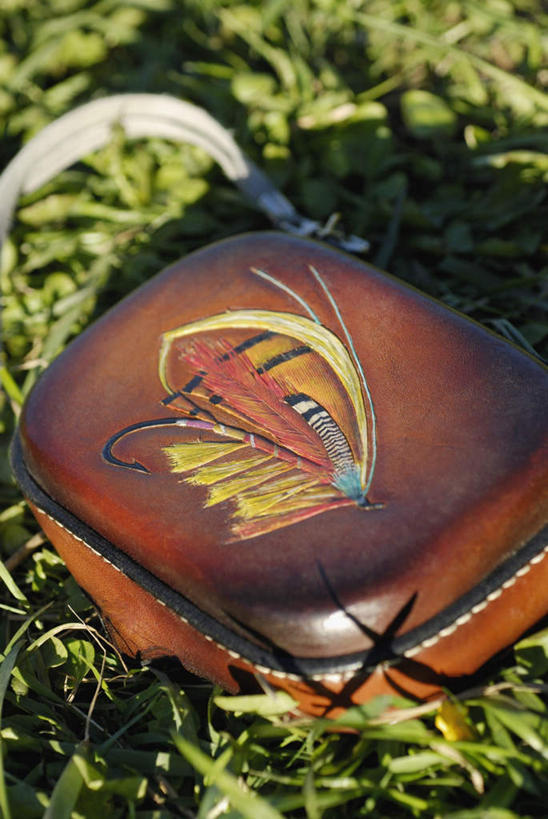 无人,竖图,俯视,室外,特写,白天,草地,草坪,植物,阴影,朦胧,模糊,反射,影子,草,绿色,渔具,鱼饵,鱼线轮,卷线器,彩图,高角度拍摄