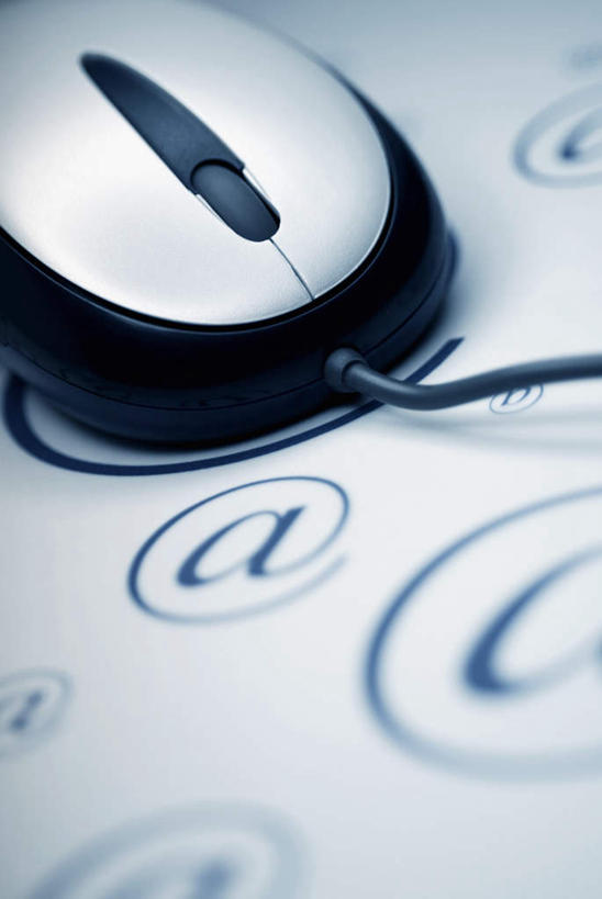 无人,竖图,俯视,室内,特写,白天,鼠标,互联网,科技,桌面,桌子,静物,阴影,朦胧,模糊,反射,因特网,网络,网址,信息,木制,英文,标志,文字,影子,域名,字符,字母,输入设备,标识,一个,木制品,通信,创意,单个,英文字母,地址,彩图,高角度拍摄