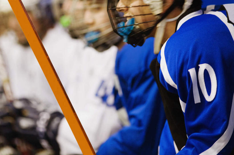 西方人,同事,运动员,站,横图,室外,白天,侧面,运动服,成功,合作,团队,集体,信心,帽子,欧洲,欧洲人,一排,握,服装,朦胧,模糊,整齐,标志,数字,头盔,文字,字符,球棒,许多人,拿,拿着,注视,标识,运动器械,队伍,排列,衣服,安全帽,观察,看,站着,一群人,健身器械,握着,阿拉伯数字,服饰,观看,察看,领导,衣着,成就,穿着,队列,关注,健身器材,合伙,领袖,溜冰场,衣饰,冰球棒,男人,男性,年轻男性,白种人,体育运动员,运动选手,站立,半身,彩图,运动器材,运动装