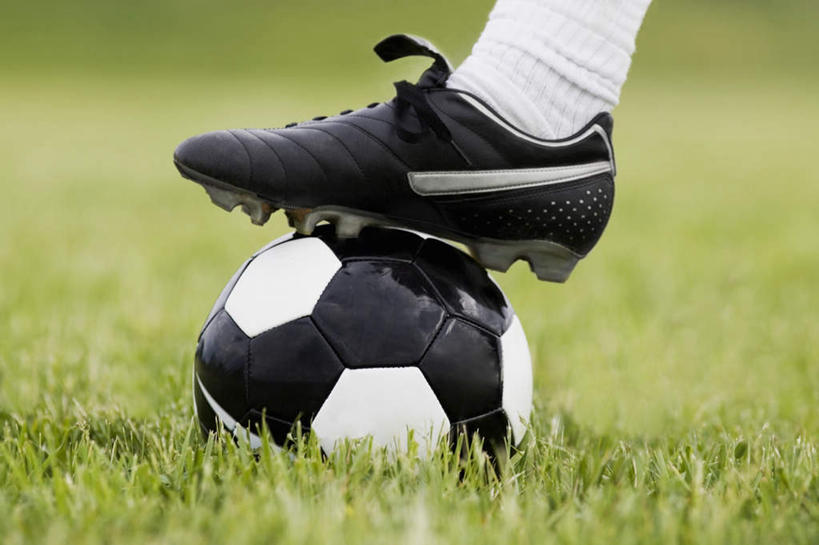 西方人,一个人,运动员,足球场,横图,室外,特写,白天,侧面,运动鞋,足球,草地,草坪,植物,鞋子,欧洲,欧洲人,仅一个男性,仅一个人,仅一个中年男性,阴影,朦胧,模糊,光线,影子,足球鞋,足球装备,足球运动员,运动器械,踩,草,一个,一只,绿色,阳光,踩着,健身器械,单个,健身器材,绿茵场,鞋钉,蹴鞠,足球运动,男人,男性,中年男性,白种人,体育运动员,运动选手,半身,彩图,足球比赛场地,运动器材