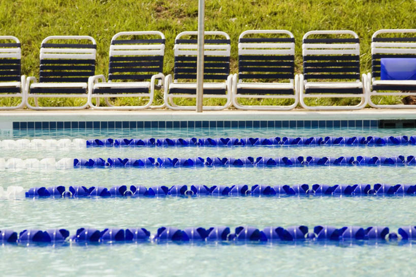 无人,游泳池,横图,室外,白天,正面,草地,草坪,水,植物,椅子,一排,许多,阴影,波纹,整齐,光线,影子,水池,水面,分界线,涟漪,泳池,座椅,草,排列,蓝色,绿色,水纹,阳光,波浪,队列,泳道线,分道线,折叠椅,水晕,泳池分割线,彩图