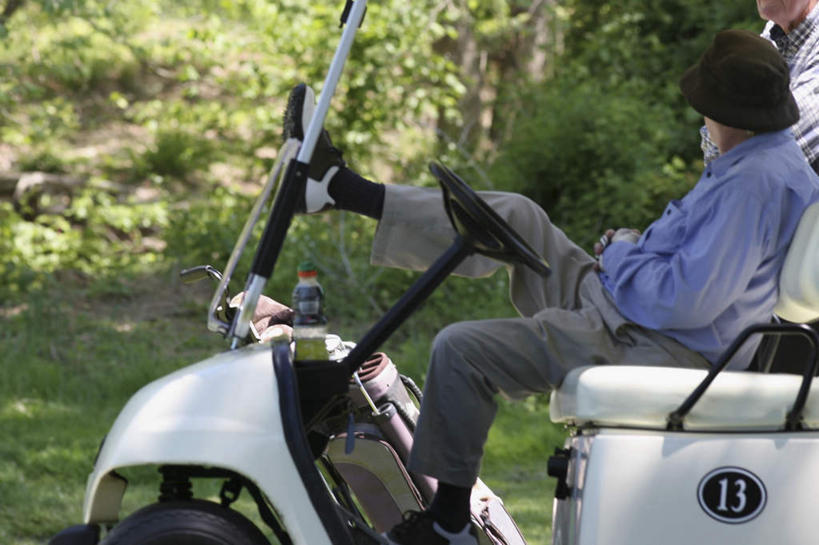 西方人,两个人,伙伴,朋友,站,坐,横图,室外,白天,侧面,友谊,草地,草坪,水,植物,欧洲,欧洲人,一辆,阴影,服装,光线,液体,影子,注视,休闲装,饮用水,草,树,树木,衣服,绿色,阳光,自然,瓶子,塑料制品,交通工具,矿泉水,观察,看,站着,休闲,休闲服,塑料瓶,服饰,生长,成长,观看,察看,关注,载具,高尔夫车,蒸馏水,高尔夫球车,高尔夫观光车,高尔夫用品,友情,男人,男性,中年男性,白种人,站立,坐着,半身,彩图