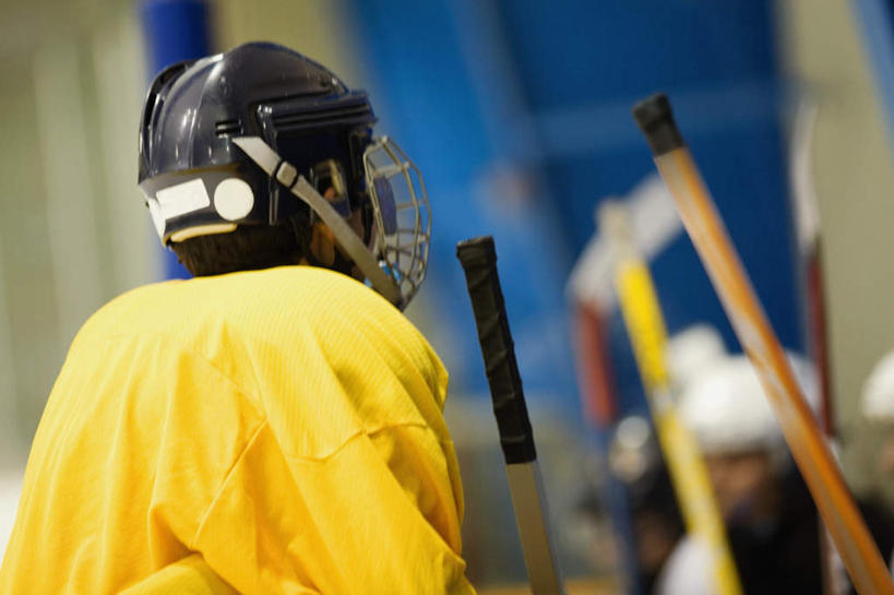 西方人,一个人,运动员,站,横图,室内,白天,运动服,锻炼,运动,帽子,欧洲,欧洲人,仅一个男性,仅一个人,仅一个中年男性,阴影,服装,朦胧,模糊,反射,头盔,影子,球棒,娱乐,运动器械,背面,衣服,黄色,安全帽,站着,享受,休闲,健身器械,放松,服饰,衣着,穿着,健身器材,室内运动,一顶,衣饰,冰球棒,男人,男性,中年男性,白种人,体育运动员,运动选手,站立,半身,彩图,健身,运动器材,运动装