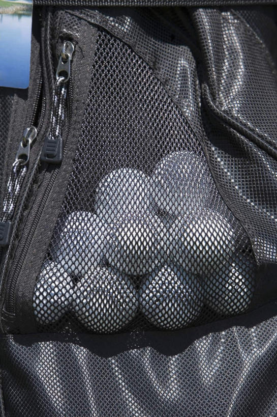 无人,竖图,室外,特写,白天,正面,静物,阴影,光线,高尔夫,高尔夫球,影子,阳光,高尔夫运动,高尔夫球具,高尔夫球杆包,高尔夫拉杆箱,高尔夫拉杆包,彩图