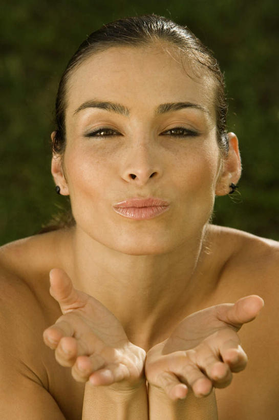 西方人,脸,头,嘴,脸颊,手,一个人,捧,竖图,室外,特写,白天,正面,欧洲,欧洲人,双手,仅一个女性,仅一个人,阴影,朦胧,模糊,光线,影子,斑点,注视,裸露,肩膀,阳光,嘟嘴,观察,看,仅一个中年女性,手部,撅嘴,观看,察看,雀斑,关注,裸,雀瘢,女人,女性,中年女性,白种人,头部,脸部,脸蛋,面部,嘴巴,嘴唇,端,端着,捧着,手捧,半身,彩图