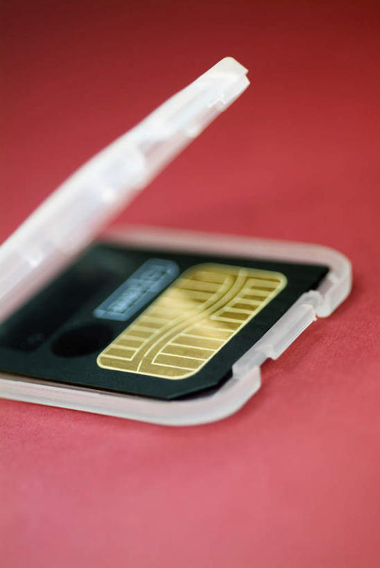 无人,竖图,俯视,室内,特写,白天,科技,静物,金属制品,阴影,红色背景,朦胧,模糊,反射,科学,金属,影子,塑料,盒子,白色,容器,塑料制品,打开,摄影,影棚,储藏,芯片,电脑芯片,开启,运算,储存,集成电路,彩图,高角度拍摄,影棚拍摄,拍摄,贮存