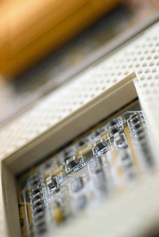 无人,竖图,俯视,室内,特写,白天,静物,金属制品,阴影,朦胧,模糊,反射,金属,电路板,影子,庞大,线路板,复杂,印刷电路板,繁杂,PCB板铝基板,PCB电路板,超薄电路板,超薄线路板,高频板,彩图,高角度拍摄