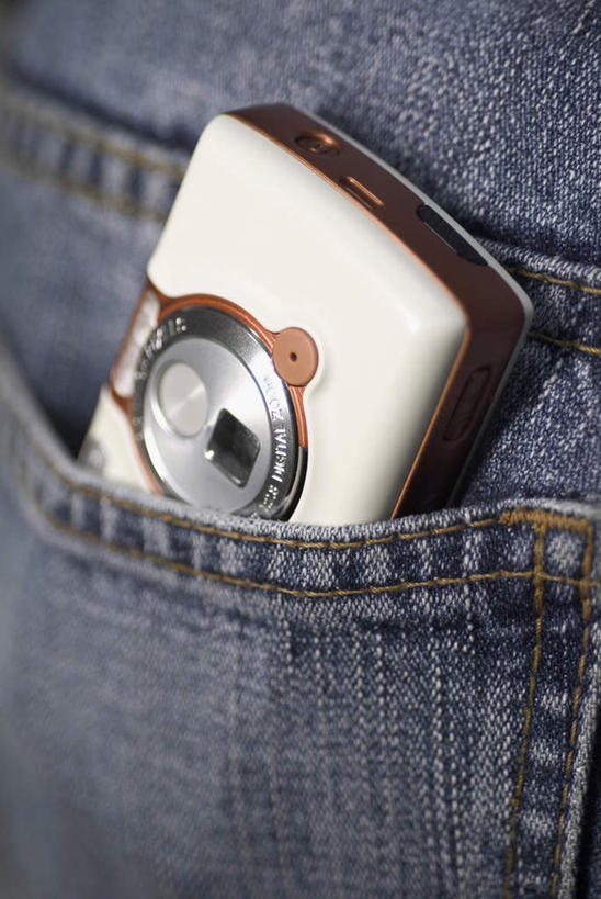 无人,打电话,竖图,室内,特写,白天,正面,静物,电话,手机,阴影,裤子,反射,口袋,影子,牛仔裤,通讯设备,一个,单个,交流,沟通,通话,彩图