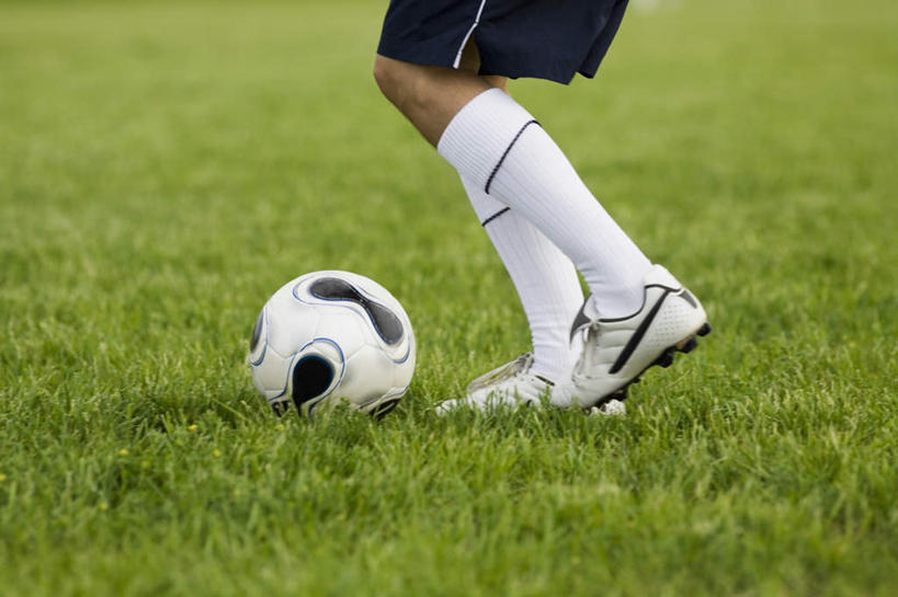 西方人,腿部,腿,一个人,运动员,足球场,横图,室外,特写,白天,侧面,运动鞋,足球,草地,草坪,植物,鞋子,欧洲,欧洲人,仅一个男性,仅一个人,仅一个中年男性,踢,阴影,光线,影子,足球鞋,足球装备,足球运动员,运动器械,袜子,草,一个,绿色,白色,阳光,健身器械,单个,长袜,健身器材,绿茵场,长筒袜,鞋钉,蹴鞠,长统袜,足球运动,男人,男性,中年男性,白种人,体育运动员,运动选手,半身,彩图,足球比赛场地,运动器材