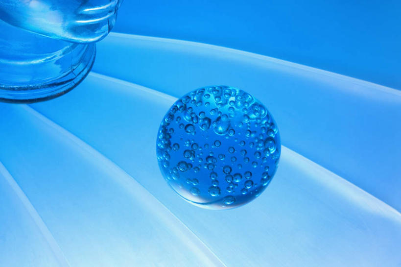 无人,横图,俯视,室内,特写,白天,水,阴影,蓝色背景,反射,圆形,人造模特,液体,影子,水滴,球,泡泡,摄影,影棚,道具,三维,模特道具,时装道具,展示道具,陈列道具,半身,彩图,高角度拍摄,影棚拍摄,拍摄