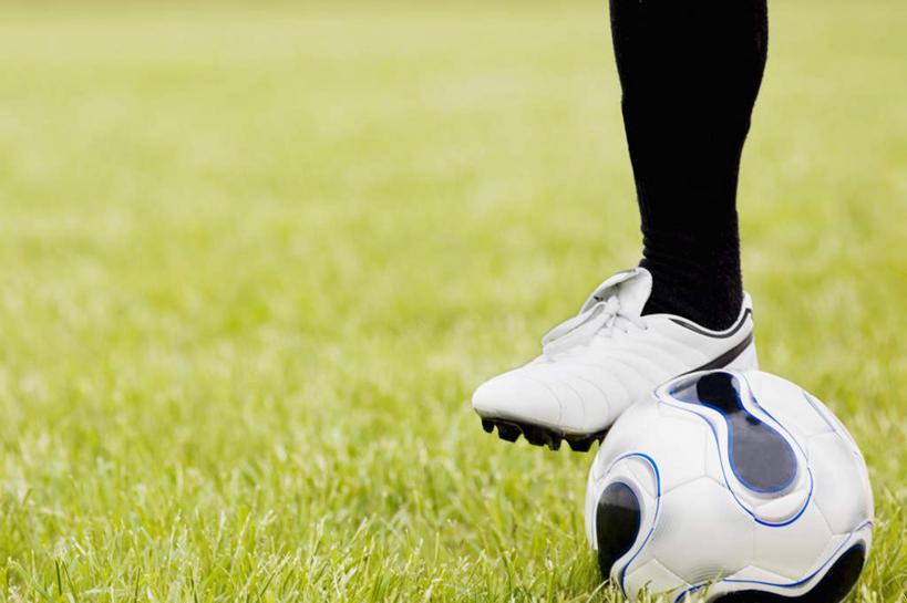 西方人,腿部,腿,一个人,运动员,足球场,横图,室外,特写,白天,正面,运动鞋,足球,草地,草坪,植物,鞋子,欧洲,欧洲人,仅一个男性,仅一个人,仅一个中年男性,阴影,朦胧,模糊,光线,影子,足球鞋,足球装备,足球运动员,运动器械,踩,草,一个,绿色,阳光,踩着,健身器械,单个,健身器材,绿茵场,鞋钉,蹴鞠,足球运动,男人,男性,中年男性,白种人,体育运动员,运动选手,半身,彩图,足球比赛场地,运动器材